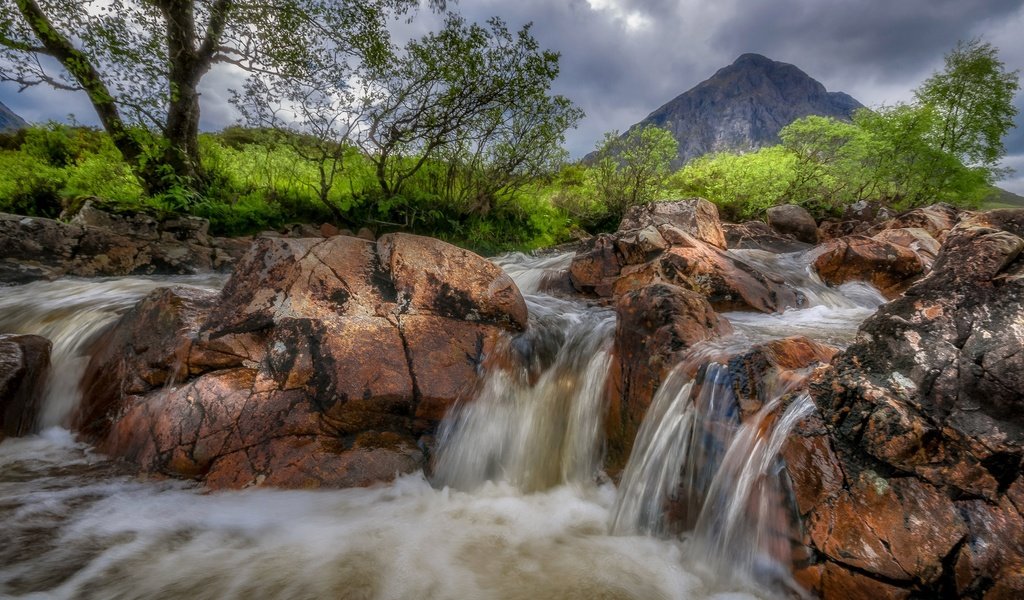 Обои деревья, река, камни, гора, водопад, шотландия, trees, river, stones, mountain, waterfall, scotland разрешение 2048x1152 Загрузить