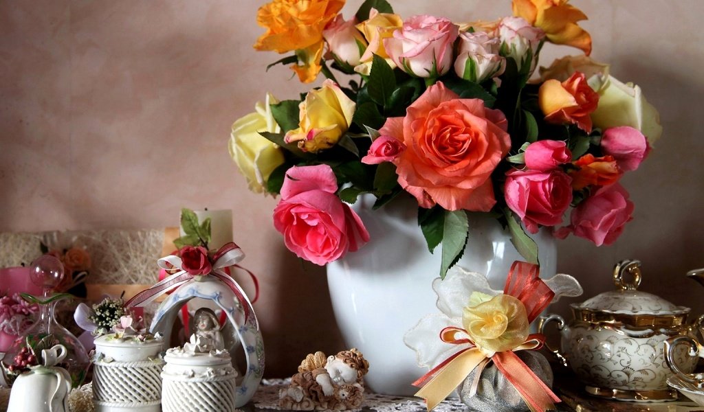 Обои цветы, розы, букет, ваза, натюрморт, бант, фарфор, декор, flowers, roses, bouquet, vase, still life, bow, porcelain, decor разрешение 2060x1450 Загрузить