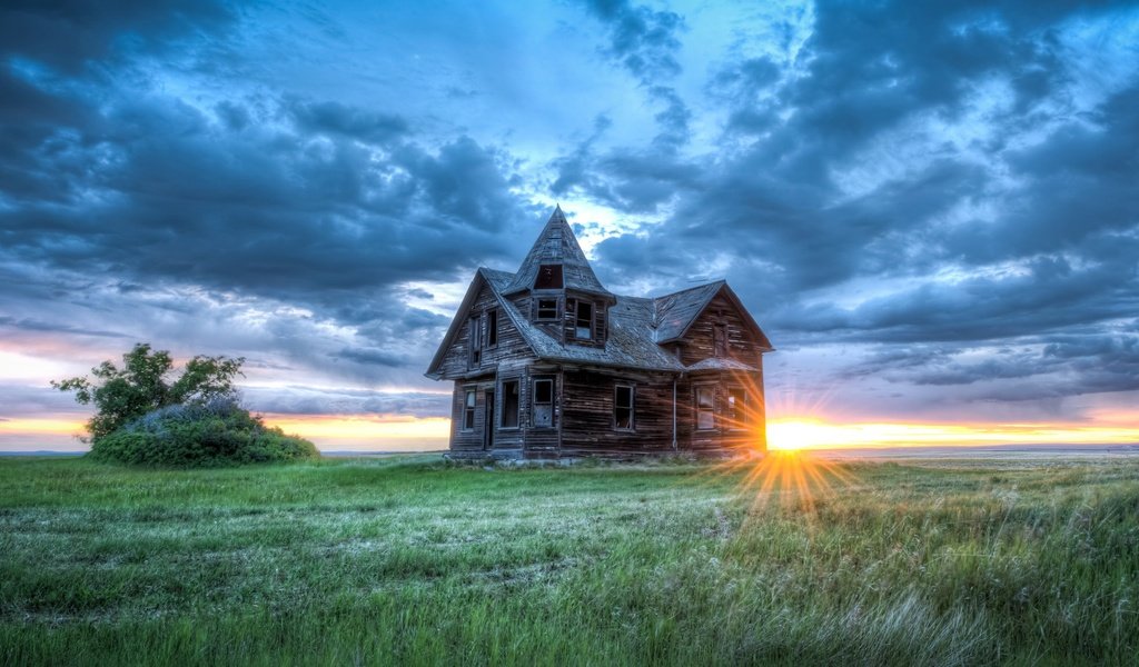 Обои небо, свет, трава, облака, природа, поле, горизонт, дом, the sky, light, grass, clouds, nature, field, horizon, house разрешение 2048x1152 Загрузить