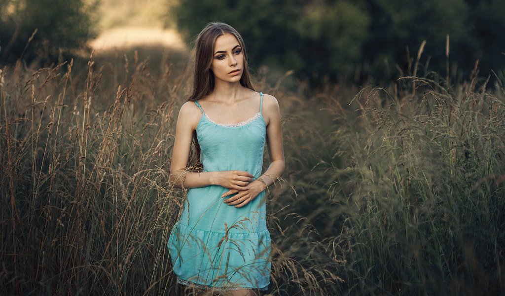 Обои трава, девушка, платье, взгляд, модель, волосы, лицо, шатенка, grass, girl, dress, look, model, hair, face, brown hair разрешение 1920x1200 Загрузить