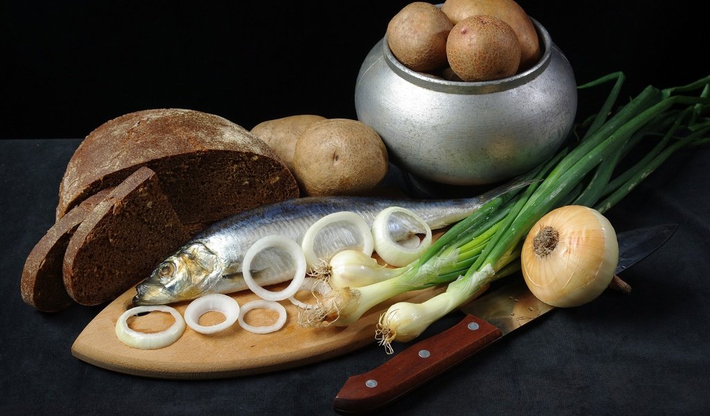 Обои лук, хлеб, черный фон, рыба, селёдка, картошка, bow, bread, black background, fish, herring, potatoes разрешение 1920x1200 Загрузить
