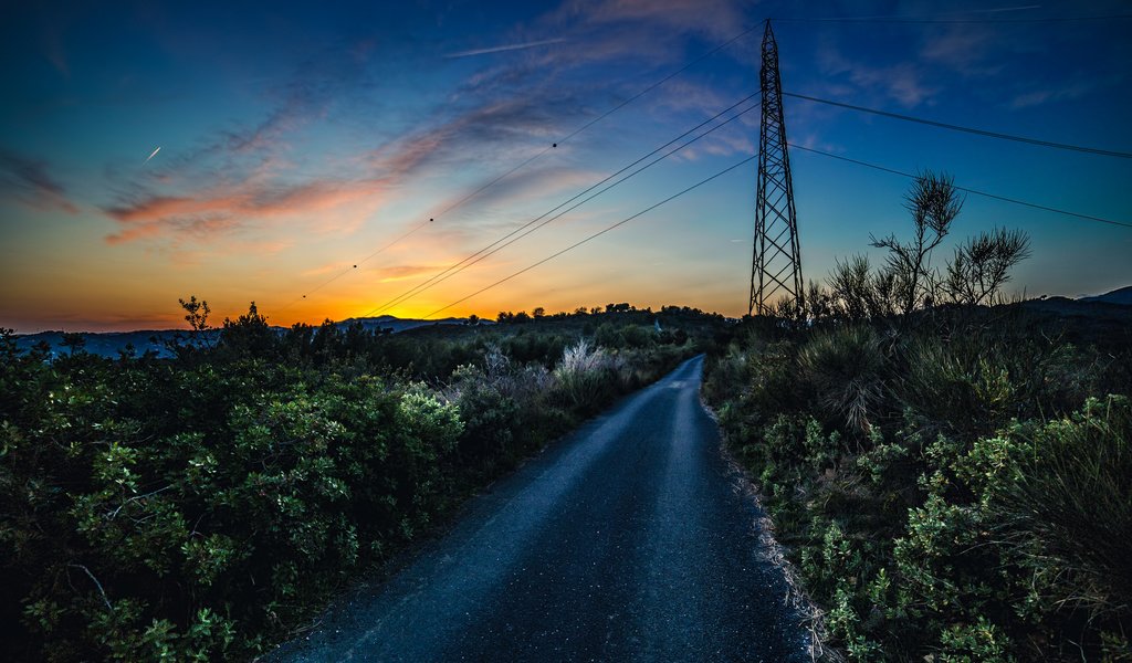 Обои небо, дорога, облака, растения, закат, the sky, road, clouds, plants, sunset разрешение 3000x2000 Загрузить