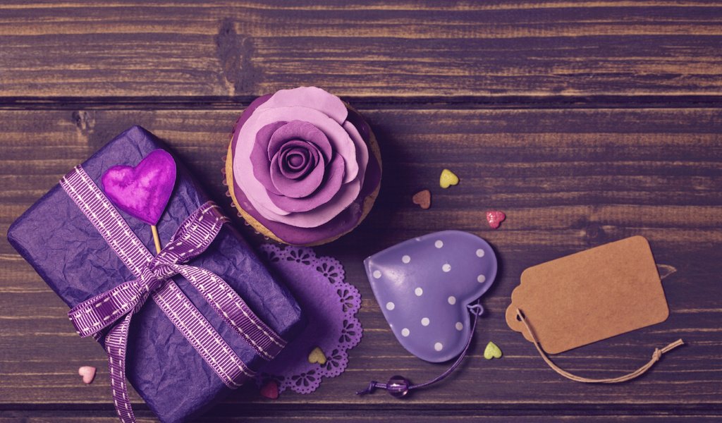 Обои лента, подарок, сердечки, кекс, декор, фиалка, праздничный торт, украшение роза, tape, gift, hearts, cupcake, decor, violet, birthday cake, decoration rose разрешение 5446x3627 Загрузить