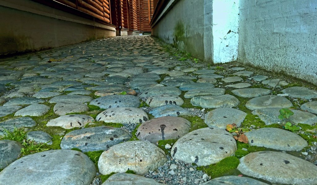 Обои камни, город, улица, мох, архитектура, бревна, история, древна, stones, the city, street, moss, architecture, logs, history, 's ancient разрешение 4756x2677 Загрузить