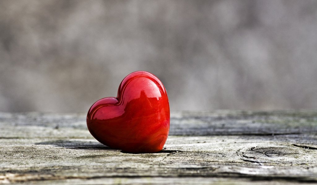 Обои сердечко, сердце, любовь, красное сердце, деревянная поверхность, любовь сердце, heart, love, red heart, wooden surface разрешение 1920x1200 Загрузить