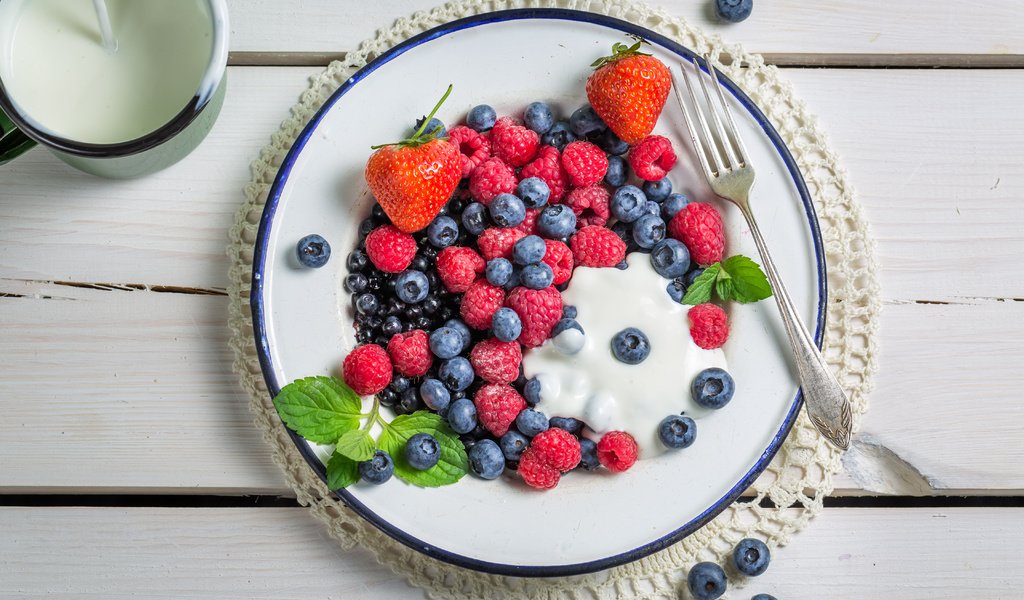 Обои малина, клубника, ягоды, черника, завтрак, йогурт, крем, raspberry, strawberry, berries, blueberries, breakfast, yogurt, cream разрешение 5760x3840 Загрузить