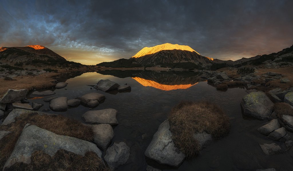 Обои озеро, горы, природа, камни, отражение, пейзаж, рассвет, lake, mountains, nature, stones, reflection, landscape, dawn разрешение 1920x1200 Загрузить