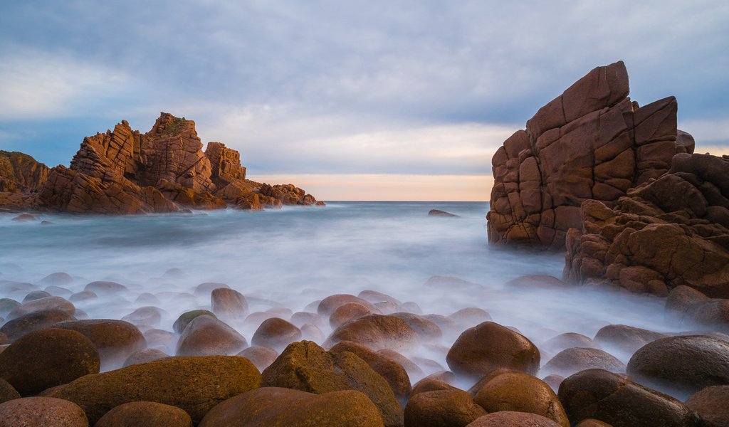 Обои небо, облака, скалы, камни, берег, пейзаж, море, the sky, clouds, rocks, stones, shore, landscape, sea разрешение 1920x1200 Загрузить