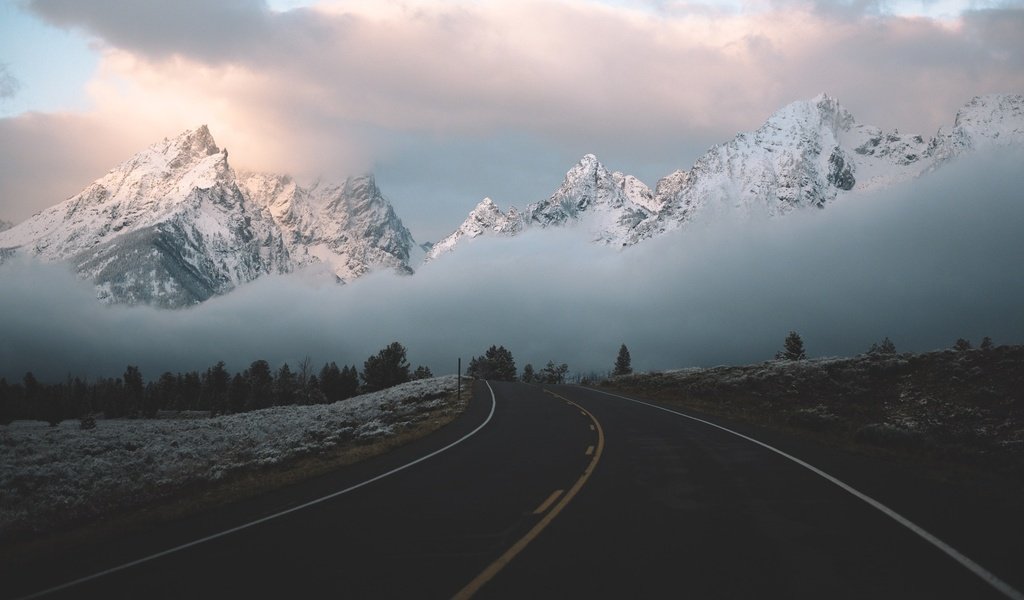 Обои небо, дорога, облака, горы, природа, туман, the sky, road, clouds, mountains, nature, fog разрешение 2048x1368 Загрузить