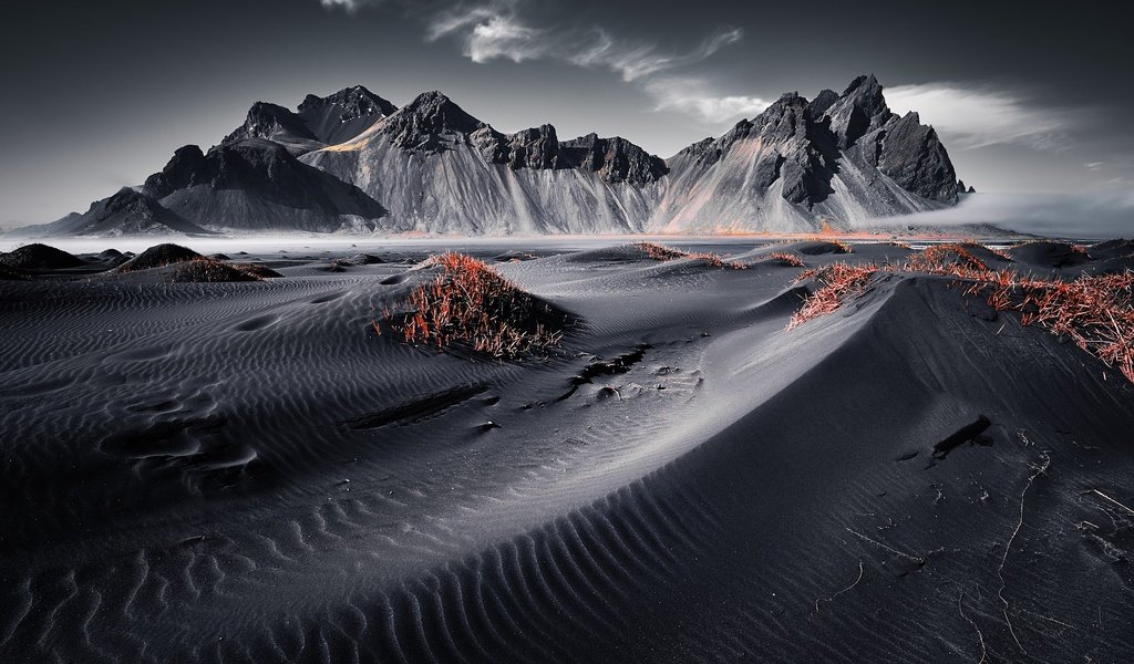Обои горы, исландия, чёрный песок, vestrahorn islande, вулканический песок, mountains, iceland, black sand, volcanic sand разрешение 1920x1280 Загрузить