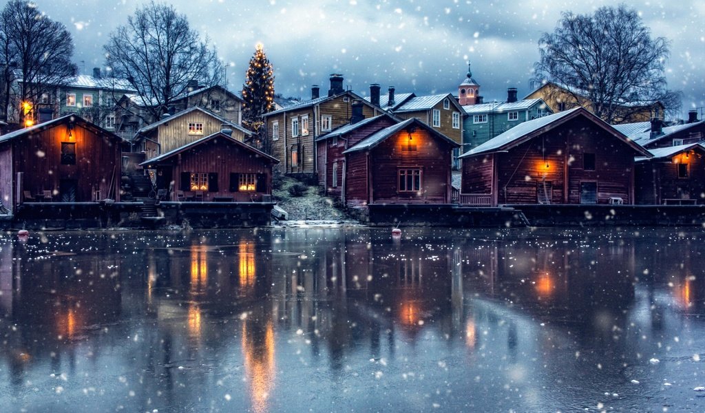 Обои озеро, porvoo, снег, новый год, елка, зима, город, дома, финляндия, lake, snow, new year, tree, winter, the city, home, finland разрешение 1920x1200 Загрузить