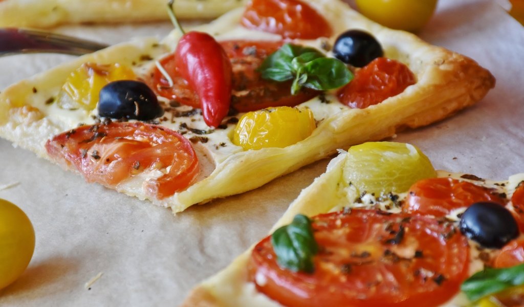 Обои овощи, выпечка, помидоры, оливки, перец, пицца, vegetables, cakes, tomatoes, olives, pepper, pizza разрешение 3840x2160 Загрузить
