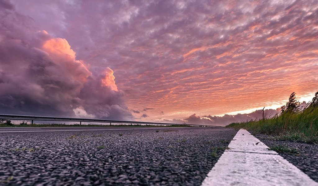 Обои небо, дорога, облака, берег, закат, пейзаж, горизонт, сумерки, the sky, road, clouds, shore, sunset, landscape, horizon, twilight разрешение 1920x1080 Загрузить