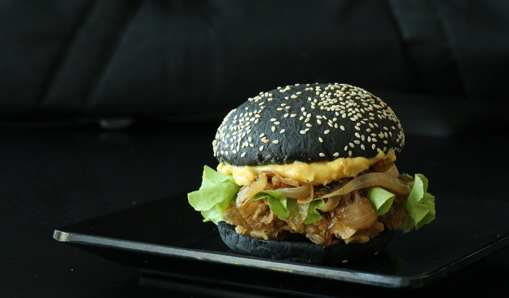 Обои гамбургер, черный фон, булочка, бургер, кунжут, hamburger, black background, bun, burger, sesame разрешение 5760x3840 Загрузить