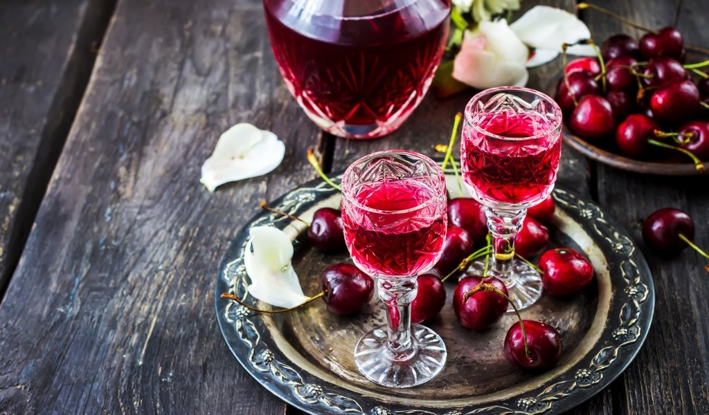 Обои ягода, вишня, наливка, деревянная поверхность, рюмки, berry, cherry, infusion, wooden surface, glasses разрешение 3000x1946 Загрузить