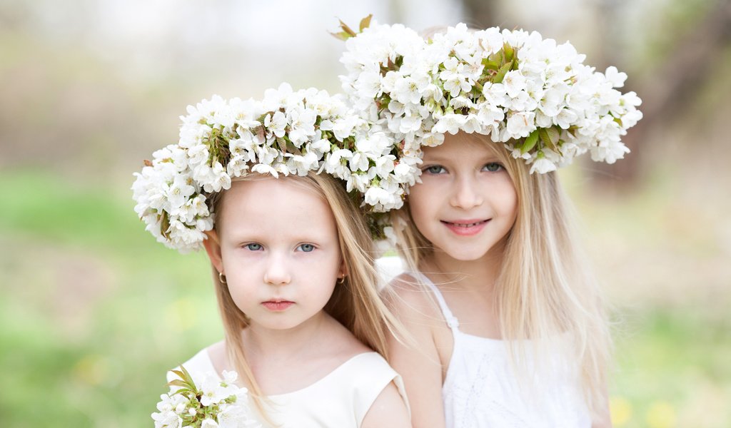 Обои цветы, взгляд, дети, волосы, лицо, девочки, венки, flowers, look, children, hair, face, girls, wreaths разрешение 4500x3000 Загрузить