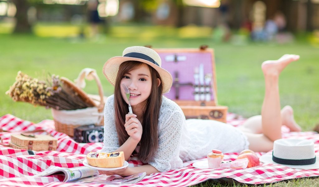 Обои девушка, взгляд, лицо, шляпа, азиатка, пикник, боке, girl, look, face, hat, asian, picnic, bokeh разрешение 2048x1365 Загрузить