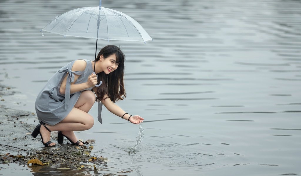 Обои вода, девушка, улыбка, взгляд, волосы, зонт, лицо, азиатка, water, girl, smile, look, hair, umbrella, face, asian разрешение 5583x3363 Загрузить