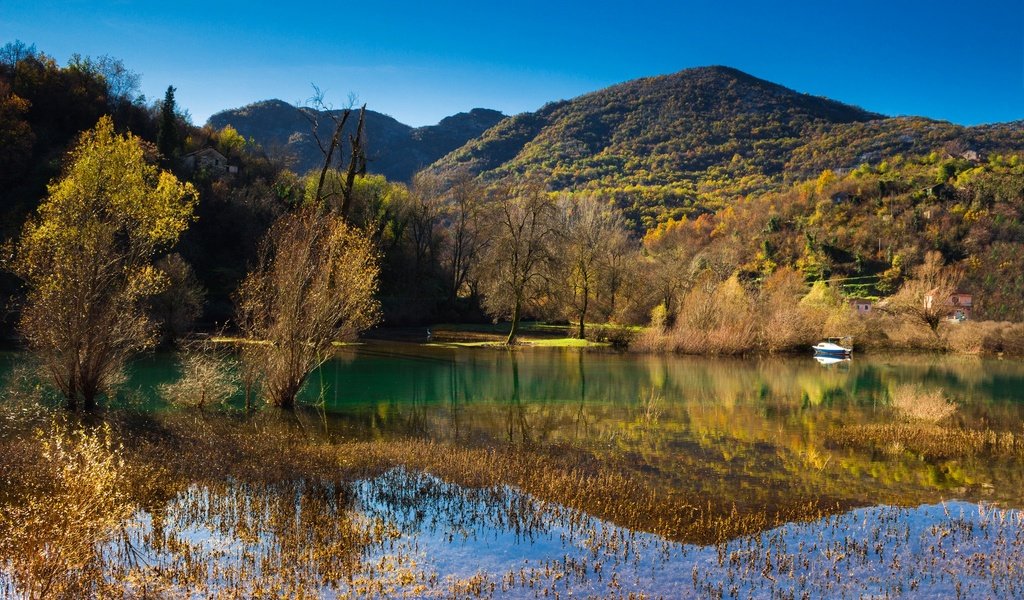 Обои небо, деревья, озеро, горы, осень, лодка, черногория, the sky, trees, lake, mountains, autumn, boat, montenegro разрешение 2048x1288 Загрузить