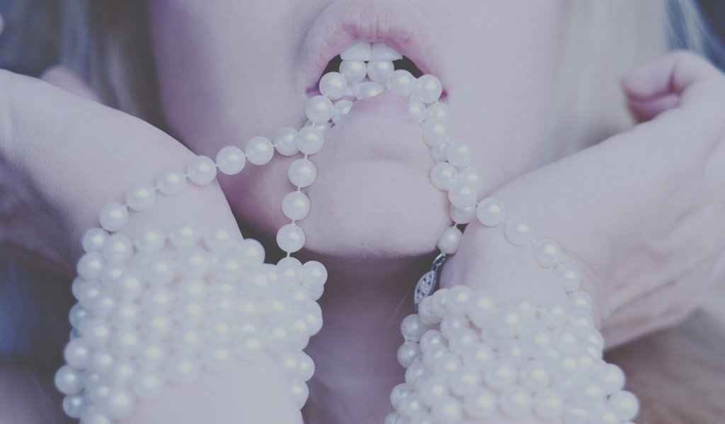 Обои стиль, девушка, губы, лицо, бусы, руки, жемчуг, style, girl, lips, face, beads, hands, pearl разрешение 1920x1201 Загрузить