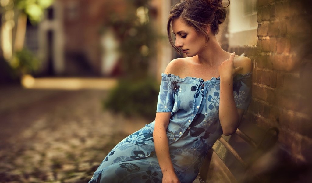 Обои девушка, платье, улица, здания, шатенка, декольте, girl, dress, street, building, brown hair, neckline разрешение 2010x1280 Загрузить