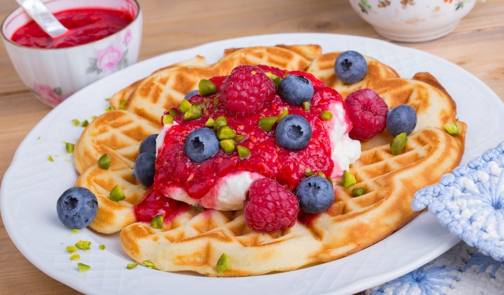 Обои мороженое, ягоды, десерт, вафли, сироп, ice cream, berries, dessert, waffles, syrup разрешение 4000x2636 Загрузить