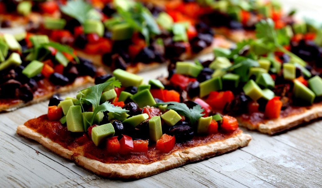 Обои овощи, дерева, пицца, начинка, маслины, vegetables, wood, pizza, filling, olives разрешение 2048x1339 Загрузить