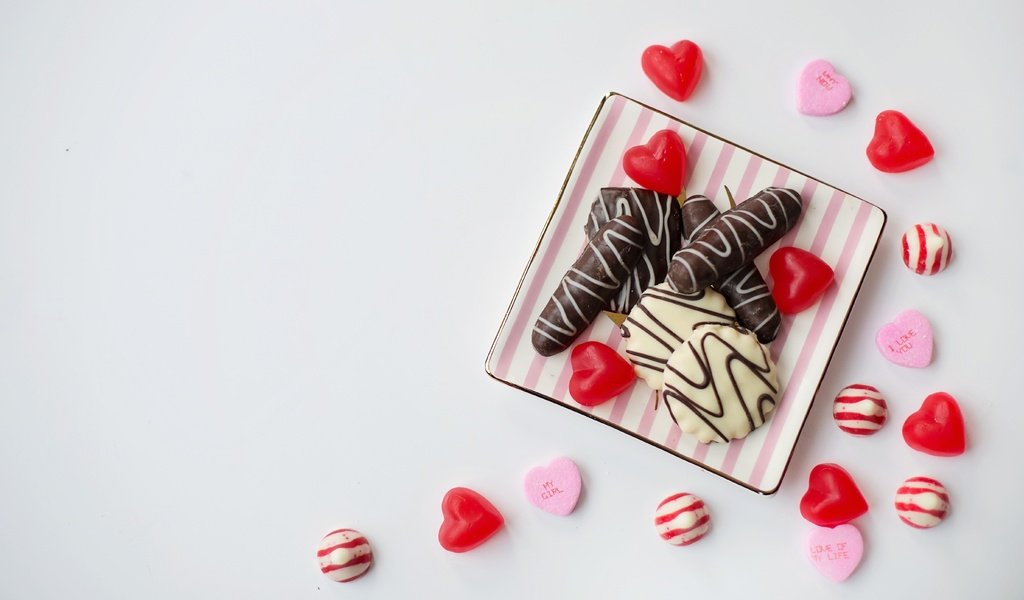 Обои конфеты, шоколад, сердечки, сладкое, печенье, candy, chocolate, hearts, sweet, cookies разрешение 5486x3657 Загрузить