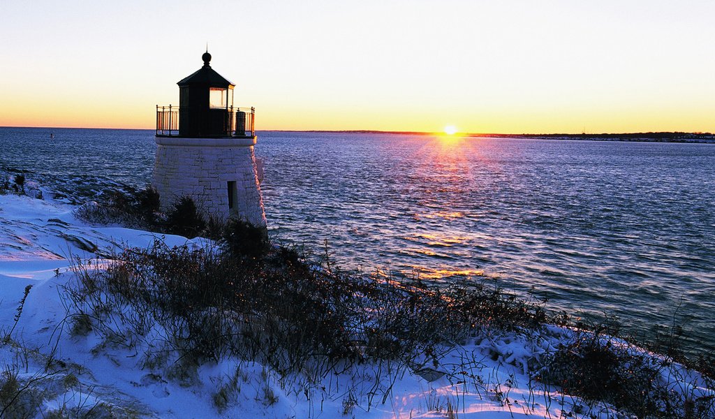 Обои солнце, снег, берег, закат, зима, пейзаж, море, маяк, the sun, snow, shore, sunset, winter, landscape, sea, lighthouse разрешение 1920x1080 Загрузить