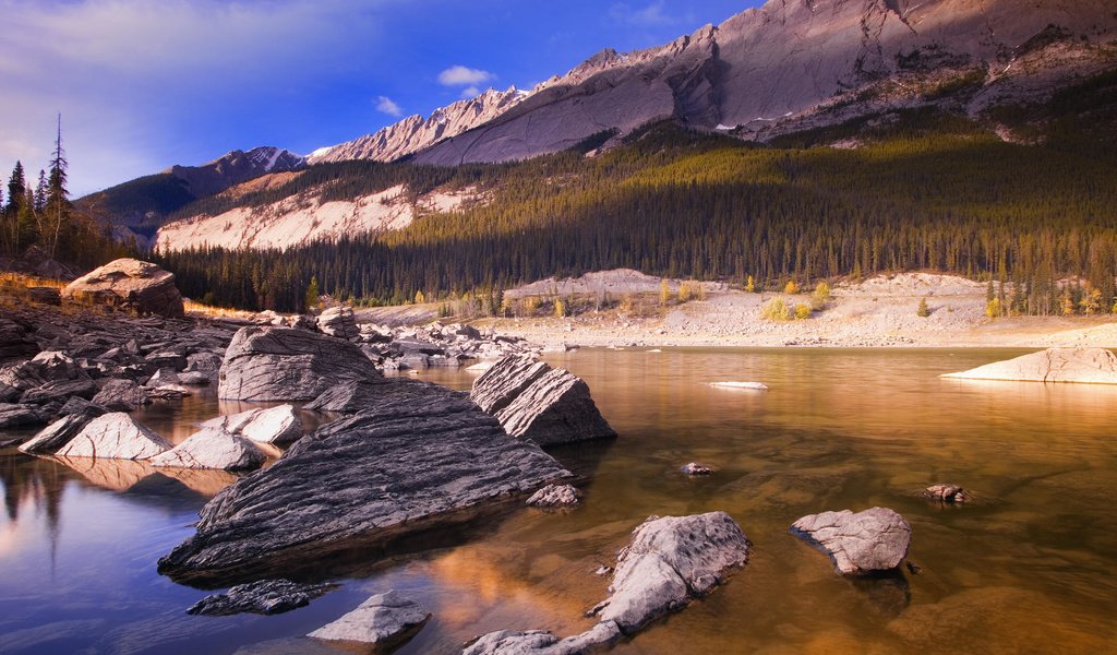 Обои озеро, горы, камни, берег, канада, альберта, lake, mountains, stones, shore, canada, albert разрешение 1920x1080 Загрузить