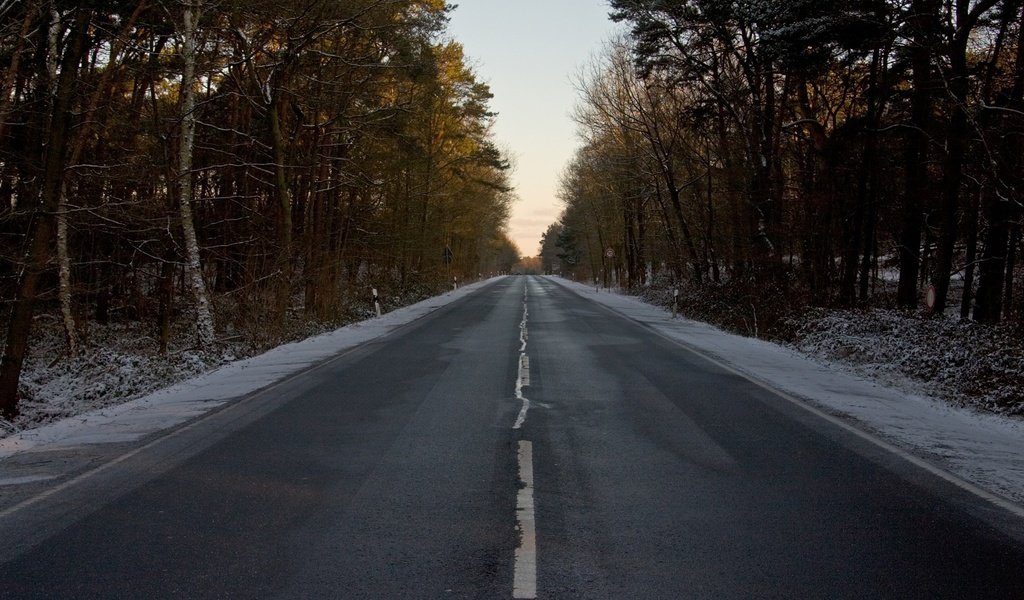 Обои дорога, лес, зима, разметка, знак, road, forest, winter, markup, sign разрешение 1920x1080 Загрузить