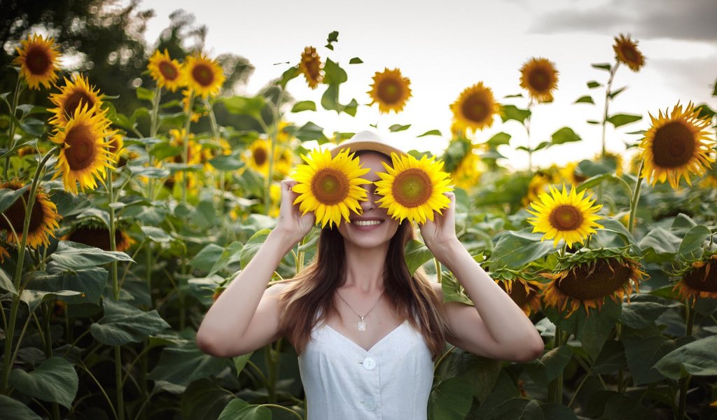 Обои девушка, улыбка, подсолнухи, шляпа, girl, smile, sunflowers, hat разрешение 2112x1188 Загрузить