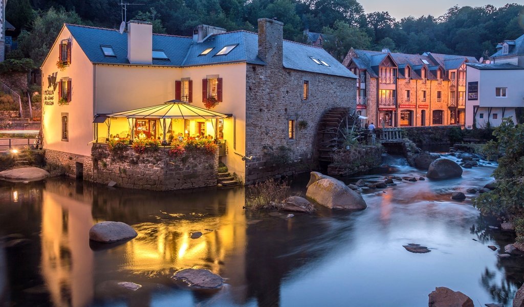 Обои деревья, pont-aven, огни, вечер, камни, кафе, дома, франция, речка, trees, lights, the evening, stones, cafe, home, france, river разрешение 2048x1174 Загрузить