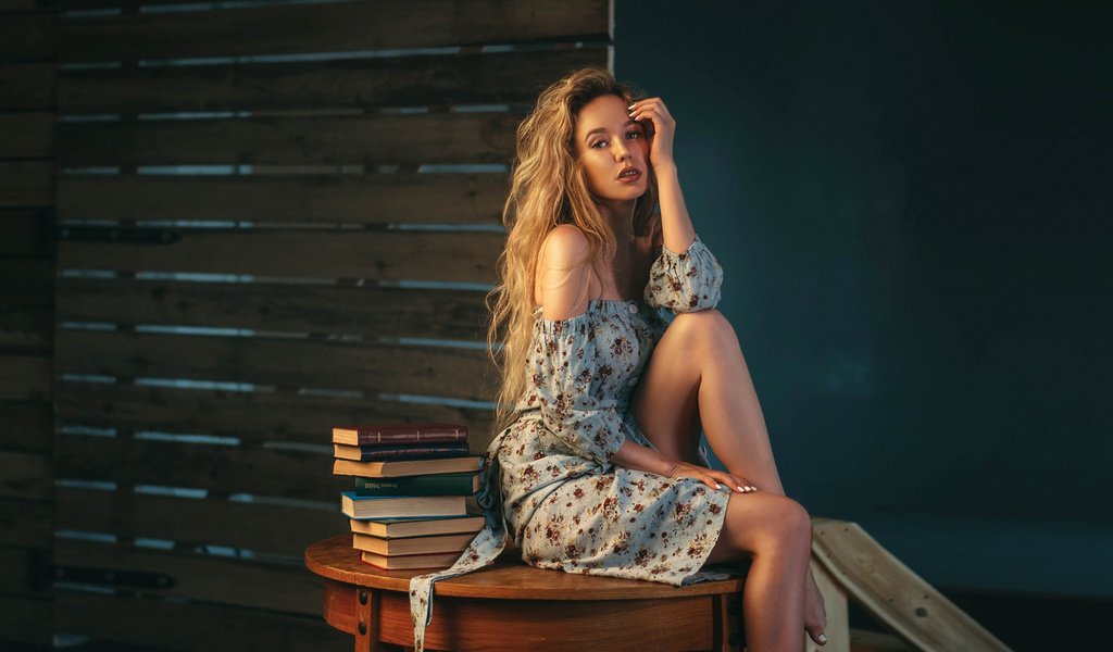 Обои девушка, платье, поза, взгляд, книги, сидит, плечи, girl, dress, pose, look, books, sitting, shoulders разрешение 2112x1188 Загрузить