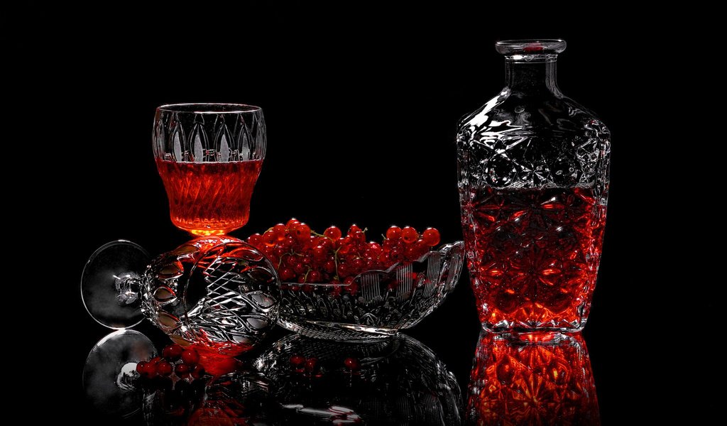 Обои напиток, ягоды, бокалы, смородина, графин, вазочка, drink, berries, glasses, currants, decanter, vase разрешение 2112x1188 Загрузить