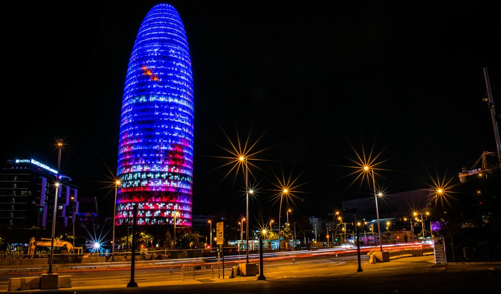 Обои ночь, torre agbar, агбар, фонари, огни, город, здание, испания, небоскрёб, барселона, башня агбар, night, lights, the city, the building, spain, skyscraper, barcelona разрешение 6000x4000 Загрузить