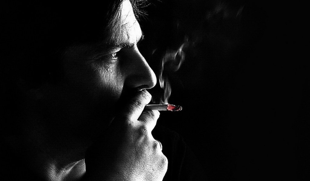 Обои дым, курит, черный фон, лицо, мужчина, сигарета, smoke, smokes, black background, face, male, cigarette разрешение 1920x1920 Загрузить