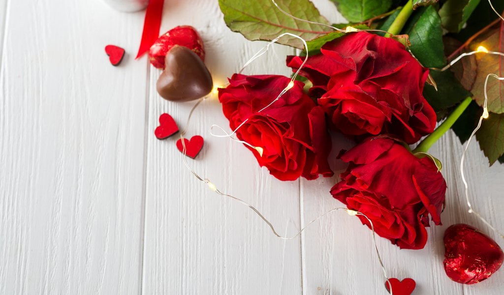 Обои розы, валентинов день, конфеты, красные, шоколад, сердечки, романтик,  цветы, влюбленная, roses, valentine's day, candy, red, chocolate, hearts, romantic, flowers, love разрешение 2112x1188 Загрузить