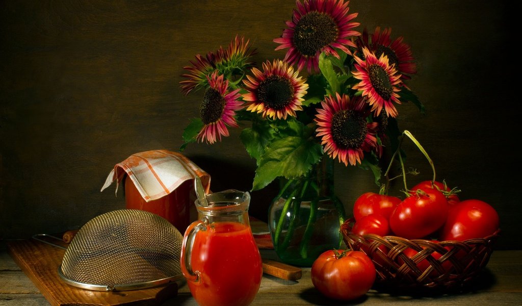 Обои цветы, фон, помидоры, натюрморт, томатный сок, flowers, background, tomatoes, still life, tomato juice разрешение 2000x1410 Загрузить