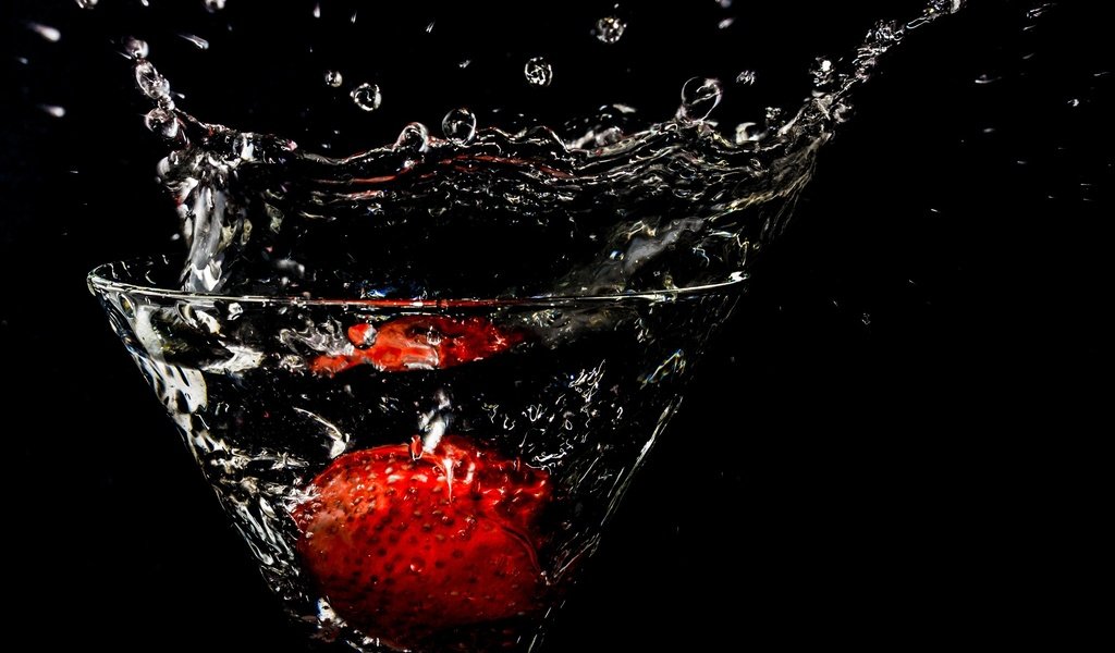 Обои вода, клубника, брызги, бокал, черный фон, фужер, water, strawberry, squirt, glass, black background разрешение 2048x1512 Загрузить