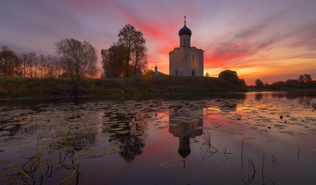 Обои деревья, максим евдокимов, река, природа, храм, закат, пейзаж, осень, церковь, trees, maxim evdokimov, river, nature, temple, sunset, landscape, autumn, church разрешение 2560x1708 Загрузить