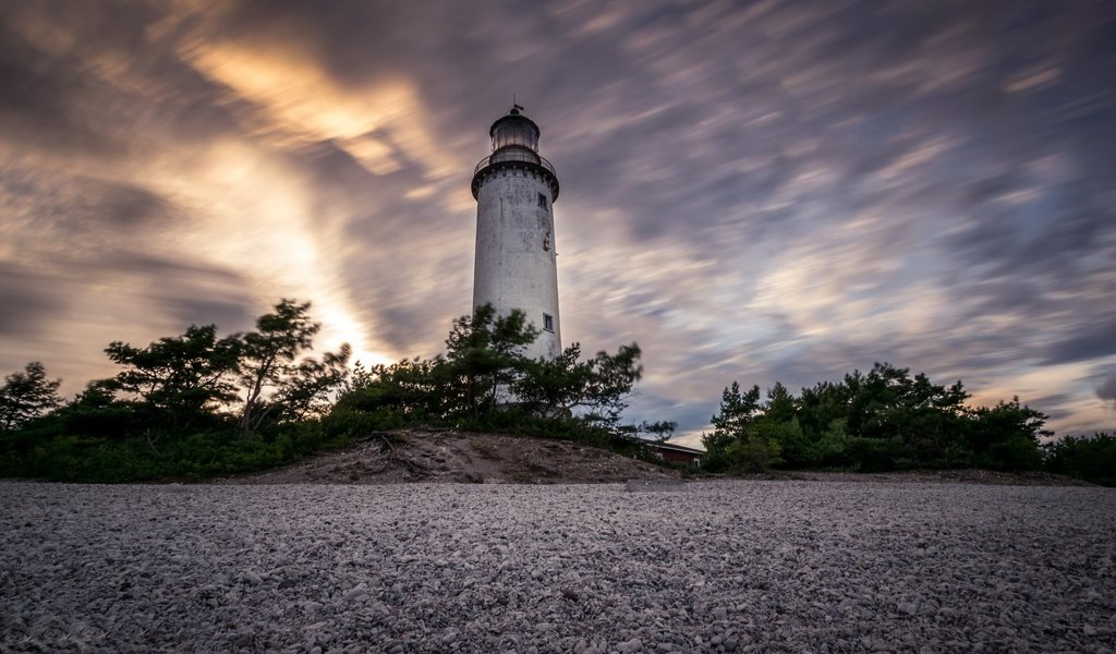 Обои небо, берег, маяк, the sky, shore, lighthouse разрешение 2048x1152 Загрузить