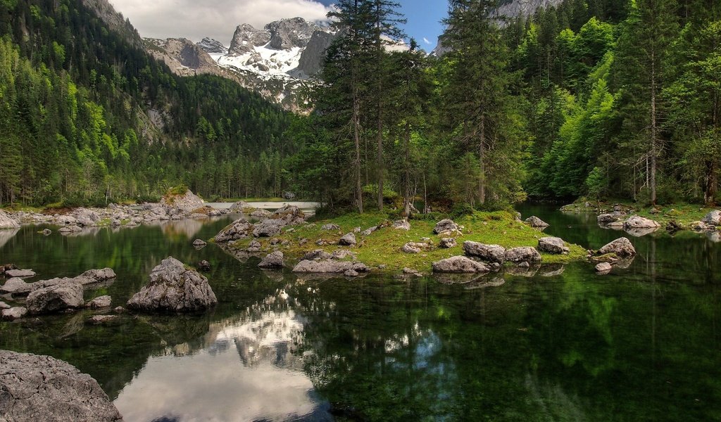 Обои небо, лес, облака, деревья, озеро, горы, скалы, снег, природа, the sky, forest, clouds, trees, lake, mountains, rocks, snow, nature разрешение 4021x3014 Загрузить