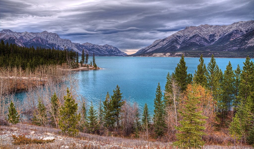 Обои деревья, озеро, горы, природа, тучи, пейзаж, канада, abraham lake, trees, lake, mountains, nature, clouds, landscape, canada разрешение 5627x3745 Загрузить