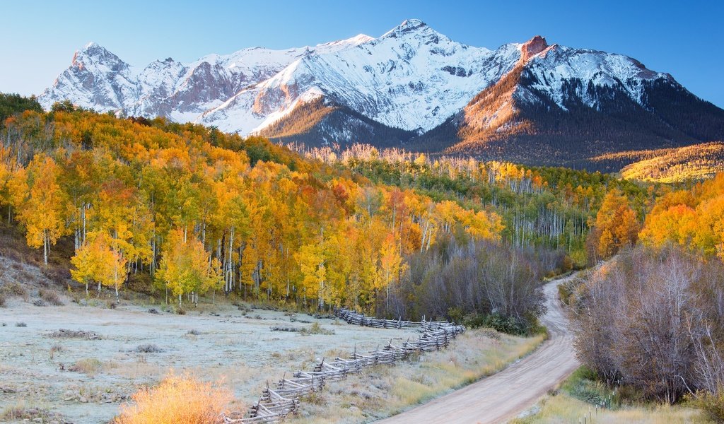 Обои дорога, горы, лес, осень, снежные вершины, road, mountains, forest, autumn, snowy peaks разрешение 2048x1365 Загрузить