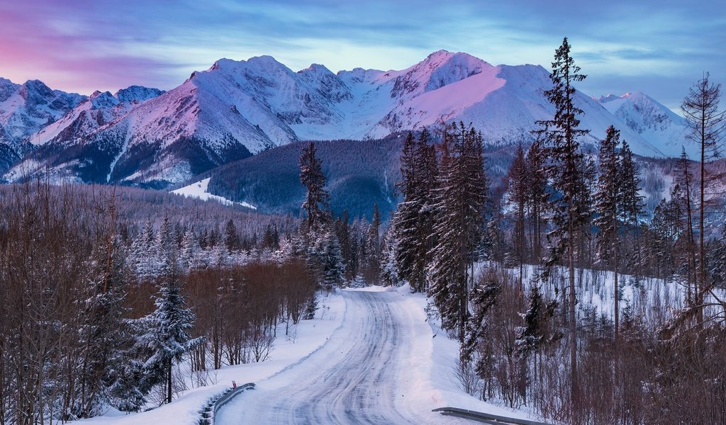 Обои дорога, деревья, горы, снег, лес, зима, road, trees, mountains, snow, forest, winter разрешение 2048x1365 Загрузить