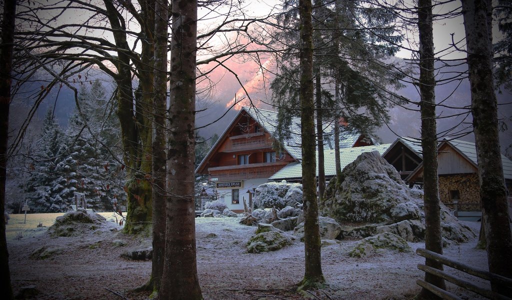 Обои горы, снег, лес, зима, дом, домик, особняк, коттедж, mountains, snow, forest, winter, house, mansion, cottage разрешение 3840x2160 Загрузить