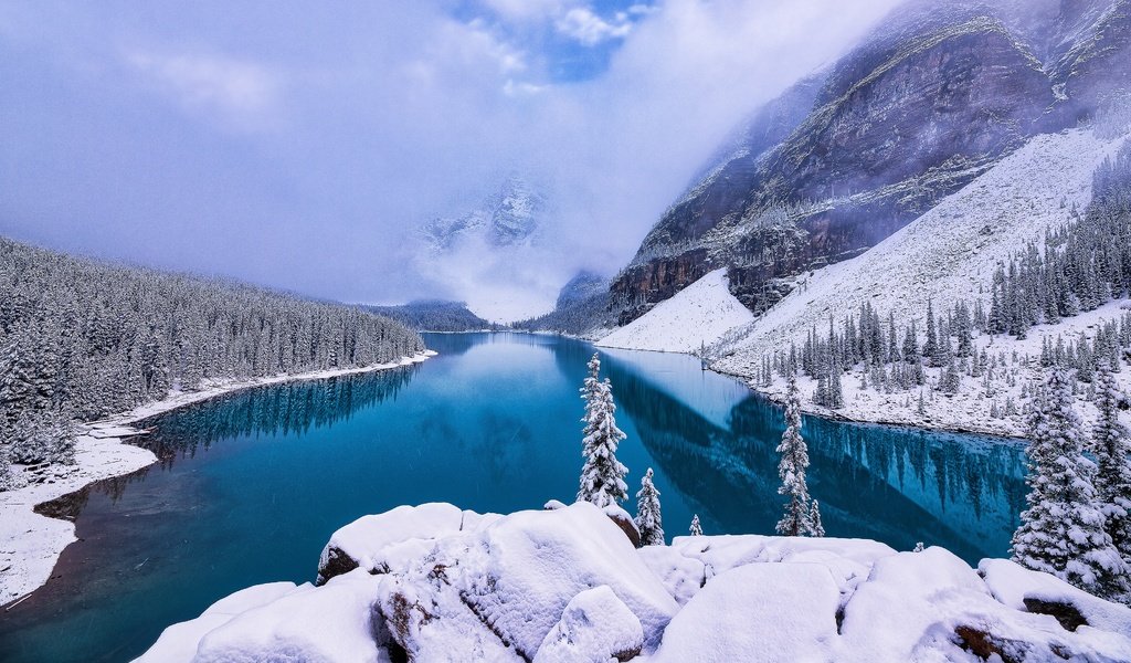 Обои озеро, канада, горы, альберта, снег, берег, лес, зима, водоем, ели, lake, canada, mountains, albert, snow, shore, forest, winter, pond, ate разрешение 3840x2160 Загрузить