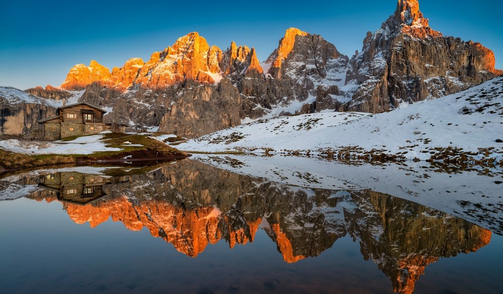 Обои вода, горы, снег, италия, домик, отражение в воде, water, mountains, snow, italy, house, the reflection in the water разрешение 5120x3415 Загрузить