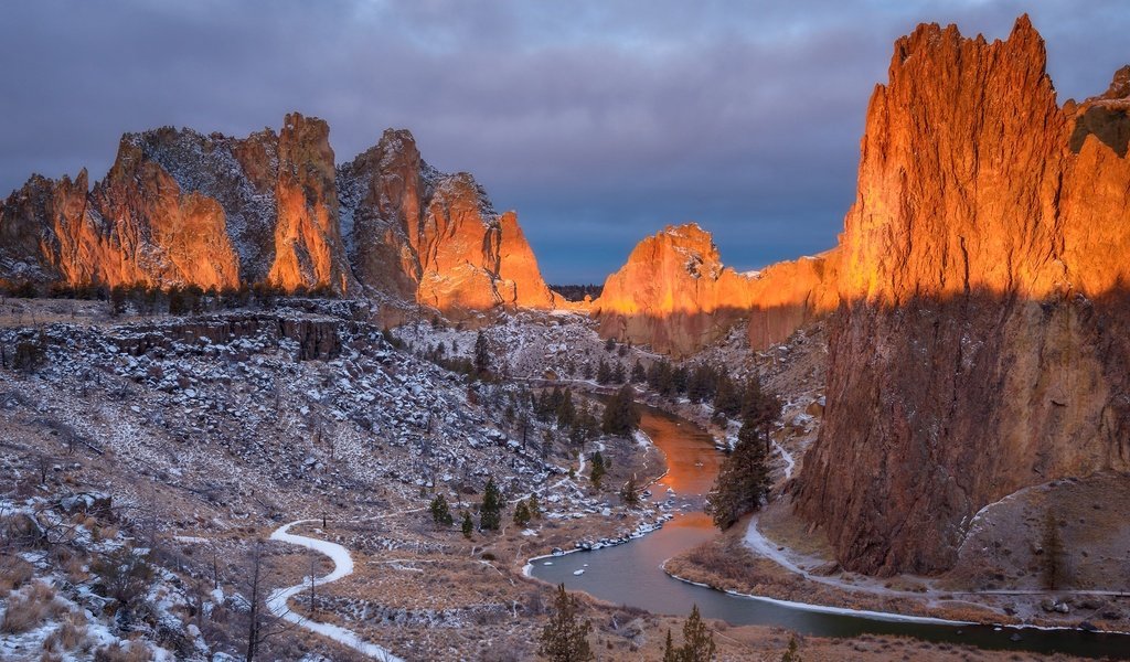 Обои свет, вечер, река, горы, скалы, снег, камни, утро, light, the evening, river, mountains, rocks, snow, stones, morning разрешение 2048x1366 Загрузить